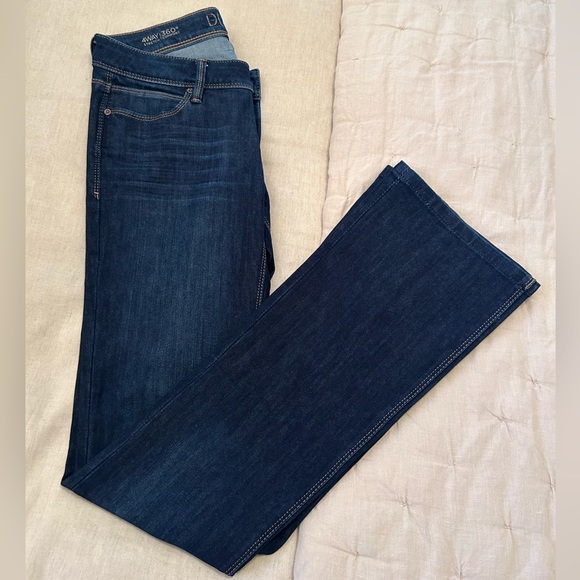 DL1961 Denim - DL1962    4Way Stretch/ 360• Comfort Jean Size 28